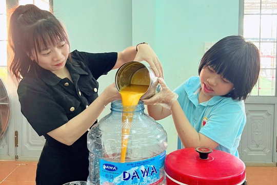 Cô giáo Nguyễn Thu Uyên mang yêu thương đến với trẻ khuyết tật