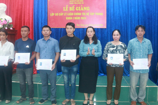 Đam Rông bế giảng lớp Sơ cấp lý luận chính trị hệ tập trung