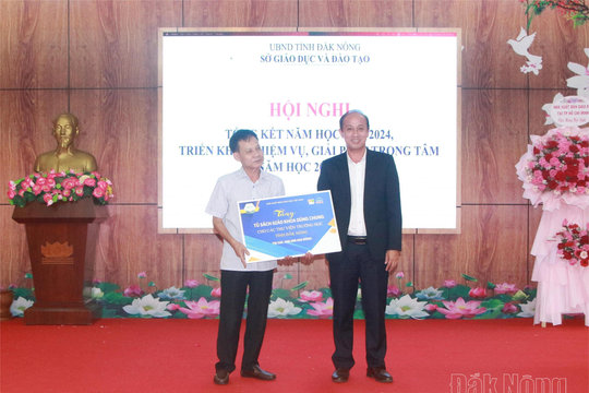 Tặng Đắk Nông 25 tủ sách giáo khoa dùng chung cho các thư viện trường học