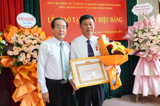 Trưởng Ban Quản lý các khu công nghiệp Đắk Nông nhận Huy hiệu 30 năm tuổi Đảng