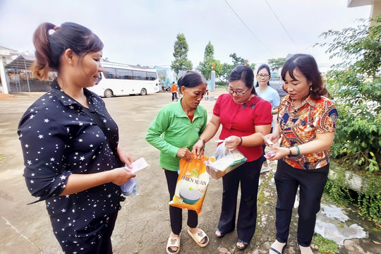 Tặng quà cho 300 người nghèo vùng xa Đắk Nông