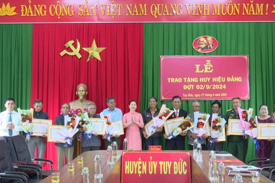 10 đảng viên vùng biên giới Đắk Nông nhận Huy hiệu Đảng