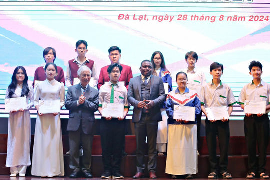 Quyền Bí thư Tỉnh ủy Lâm Đồng Nguyễn Thái Học dự lễ trao học bổng Vallet cho học sinh, sinh viên xuất sắc