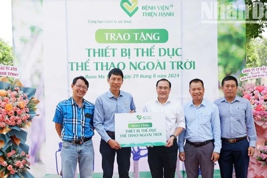Bệnh viện đa khoa Thiện Hạnh trao tặng 10 thiết bị tập thể dục chất lượng cao cho nhân dân thành phố Buôn Ma Thuột