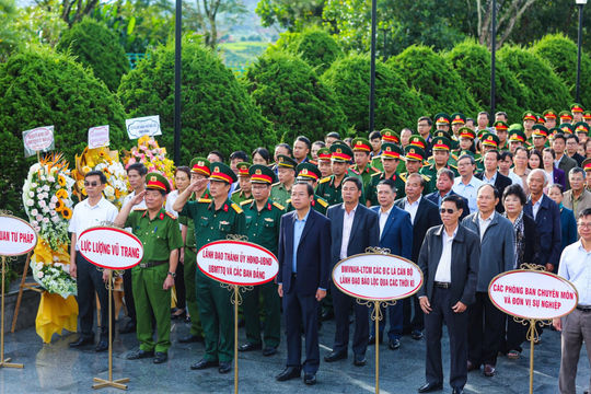 Lãnh đạo TP Bảo Lộc viếng Nghĩa trang Liệt sĩ nhân kỷ niệm 79 năm Cách mạng Tháng Tám và Quốc khánh 2/9