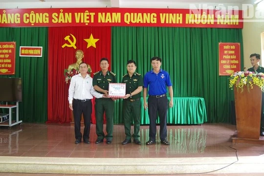 Cán bộ, giáo viên làm công tác Đoàn ở Đắk Lắk hành trình về “địa chỉ đỏ” tại Đồn Biên phòng Sêrêpốk