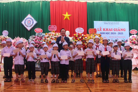 Bí thư Tỉnh ủy Đắk Nông Ngô Thanh Danh dự khai giảng tại Trường tiểu học Võ Thị Sáu