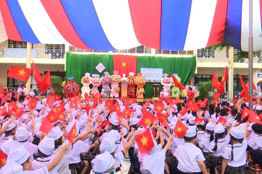 Đồng chí Ngô Thanh Danh đọc thư chúc mừng năm học mới tại Trường tiểu học Võ Thị Sáu