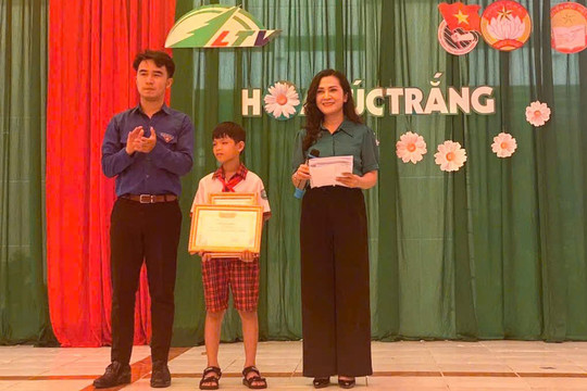 Hơn 120 triệu đồng hỗ trợ học sinh tại huyện Cát Tiên trong chương trình Hoa Cúc Trắng