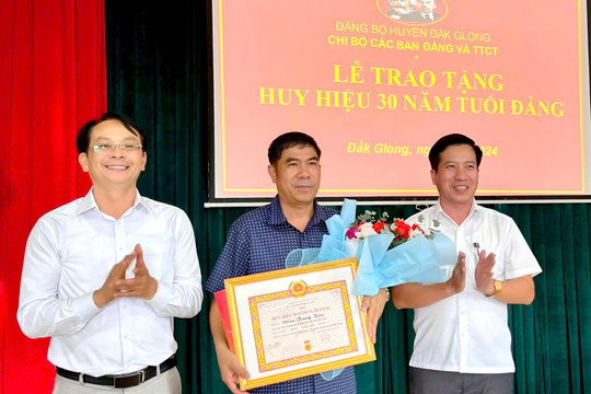 Chủ nhiệm UBKT Huyện ủy Đắk Glong nhận Huy hiệu 30 năm tuổi Đảng
