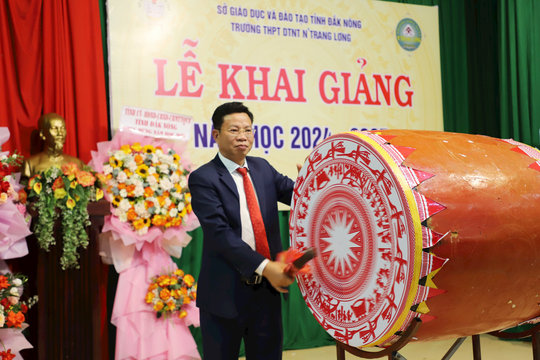 Phó Bí thư Thường trực Tỉnh ủy Đắk Nông Lưu Văn Trung dự khai giảng tại Trường THPT DTNT N’Trang Lơng