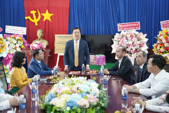 Chủ tịch UBND tỉnh Đắk Nông Hồ Văn Mười chúc mừng năm học mới tại huyện Đắk R’lấp