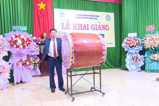 Đồng chí Lưu Văn Trung dự khai giảng Trường THPT Dân tộc Nội trú N’Trang Lơng