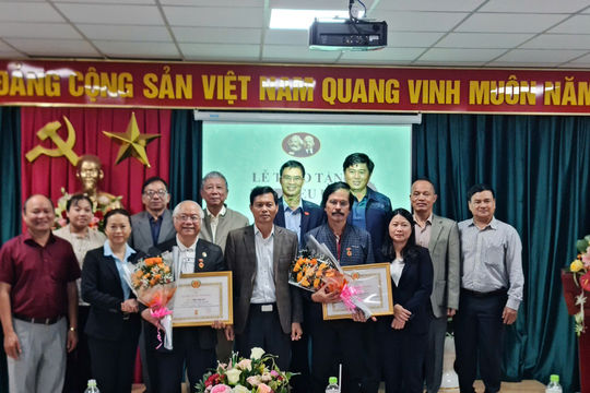 Đảng ủy Khối Doanh nghiệp tỉnh Lâm Đồng trao Huy hiệu Đảng cho các đảng viên