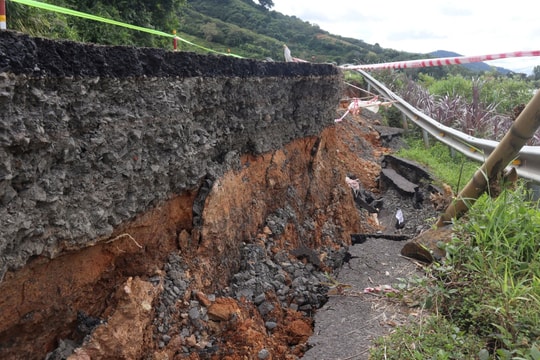Đề xuất chi ngân sách 11 tỉ đồng sửa đường sạt trượt do lỗi... con người!