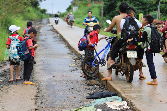 Đắk Nông thi công đường dang dở, “bẫy” người đi đường