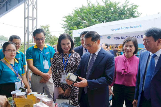 Phó Thủ tướng Chính phủ Bùi Thanh Sơn tham quan gian hàng của Đắk Nông trưng bày tại Hội nghị APGN 8