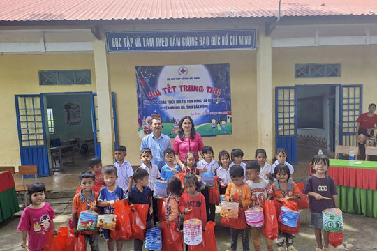 Đắk Nông tặng 200 suất quà Trung thu cho trẻ em khó khăn xã Quảng Phú