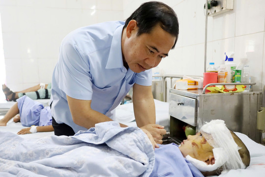 Quyền Bí thư Tỉnh ủy Lâm Đồng Nguyễn Thái Học trực tiếp đến thăm và trao hỗ trợ cho tỉnh Lào Cai khắc phục hậu quả bão lũ
