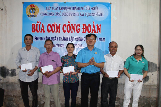 Gắn kết hơn từ “Bữa cơm Công đoàn”