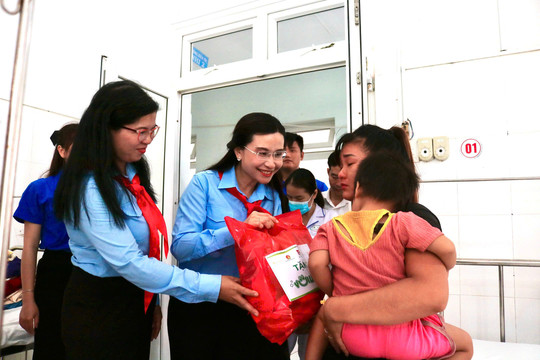 Trao tặng hơn 200 triệu đồng cho trẻ em Đắk Nông