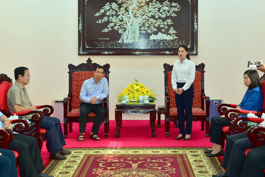 Quyền Bí thư Tỉnh ủy Lâm Đồng Nguyễn Thái Học trao kinh phí hỗ trợ tỉnh Tuyên Quang khắc phục hậu quả bão lũ