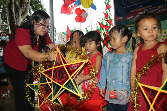 Tặng 260 suất quà Trung thu cho trẻ em khó khăn