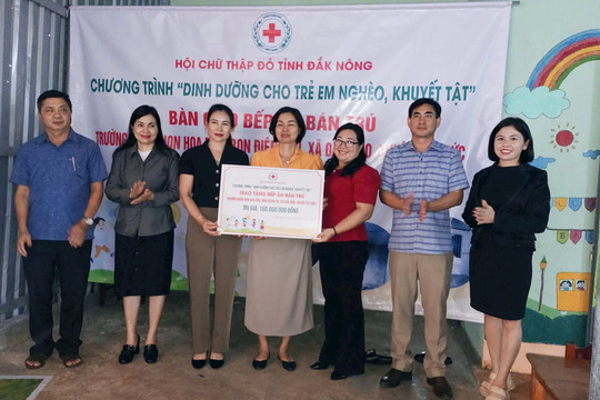 Đắk Nông bàn giao Bếp ăn bán trú trị giá 150 triệu đồng
