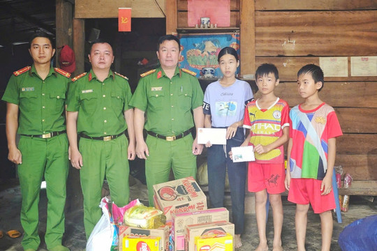 Công an Đắk Nông hỗ trợ 3 chị em mồ côi 24 triệu đồng