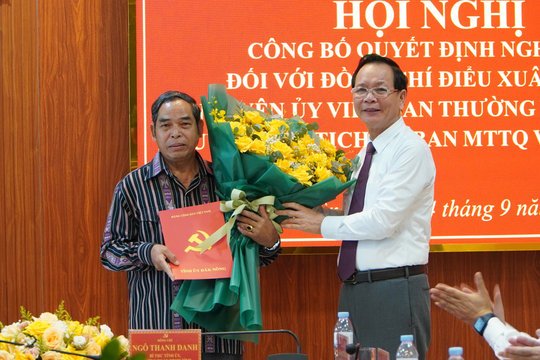 Đồng chí Điểu Xuân Hùng nghỉ hưu