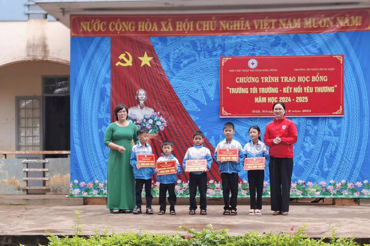Tặng 50 suất học bổng cho học sinh vượt khó học tốt tỉnh Đắk Nông