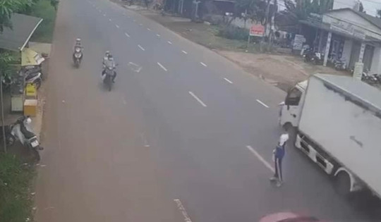 Video: Nam sinh đi bộ ngang qua QL27 ở Đắk Lắk bị ô tô tông tử vong tại chỗ