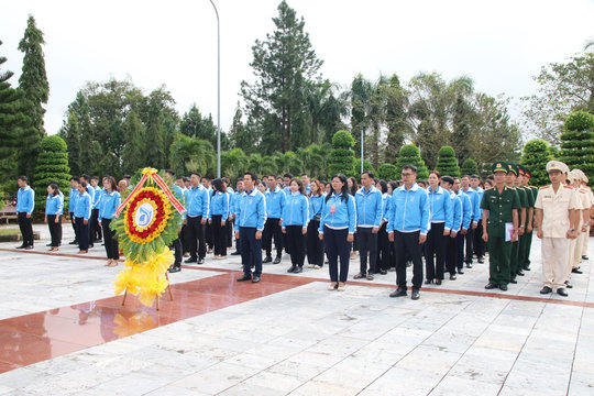 Đoàn đại biểu dự Đại hội Hội LHTN Việt Nam tỉnh Đắk Nông viếng các anh hùng liệt sĩ