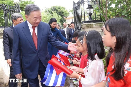 Tổng Bí thư, Chủ tịch nước thăm Đại sứ quán và cộng đồng người Việt Nam tại Cuba