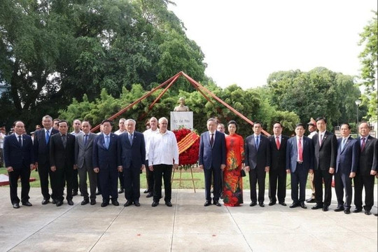 Hình ảnh Tổng Bí thư, Chủ tịch nước dâng hoa tại Tượng đài Chủ tịch Hồ Chí Minh