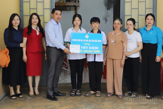 Ngành Giáo dục Đắk Nông tặng sổ tiết kiệm cho học sinh mồ côi