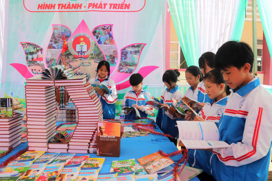 Bảo Lâm: Phát động Tuần lễ hưởng ứng học tập suốt đời và trao học bổng cho học sinh khó khăn