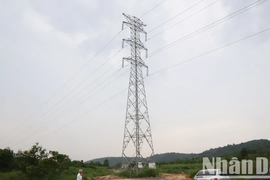 Trụ điện Trạm biến áp 220kV Krông Ana “mọc” giữa đường Hồ Chí Minh đoạn tránh phía đông thành phố Buôn Ma Thuột