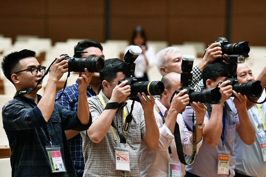 Nên 'khoan sức' cho báo chí