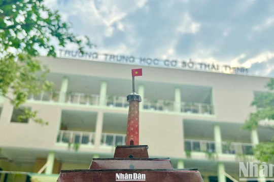 Cắt ghép mô hình Cột cờ Hà Nội từ Báo Nhân Dân: Lan tỏa tình yêu lịch sử đất nước