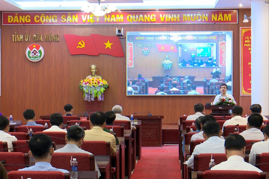 Tự hào và tin tưởng dưới lá cờ vẻ vang của Đảng