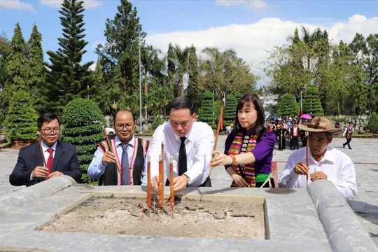 Đoàn đại biểu dự Đại hội các dân tộc thiểu số tỉnh Đắk Nông viếng các anh hùng, liệt sĩ