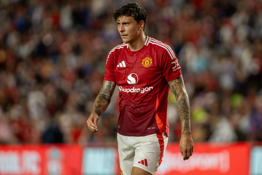 Jose Mourinho lại chèo kéo Victor Lindelof đến Fenerbahce