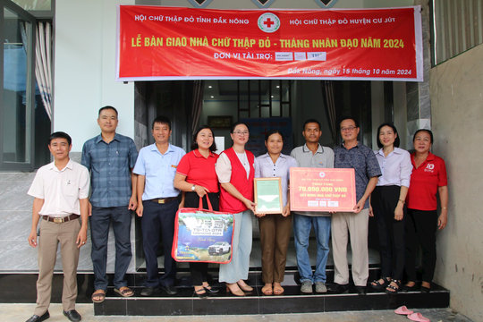 Bàn giao 3 căn nhà chữ thập đỏ cho hộ nghèo huyện Cư Jút