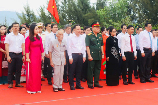 Phó Bí thư Tỉnh ủy Đắk Nông Hồ Xuân Trường tham dự chương trình tôn vinh các điển hình tiêu biểu trong học tập và làm theo Bác
