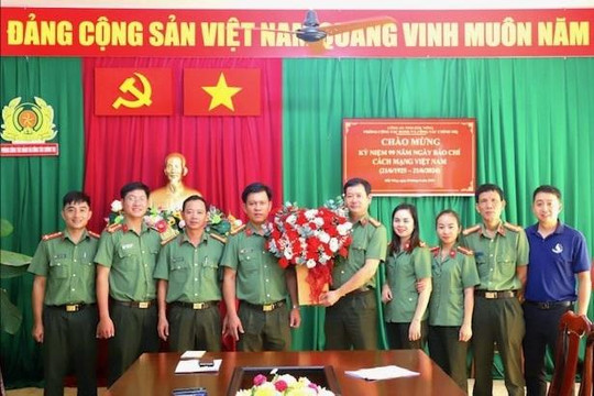 Những “nhà báo không chuyên” ở Tây Nguyên mang sắc phục CAND