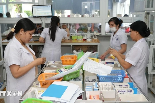 Hoàn tiền khi người bệnh tự mua thuốc do thiếu thuốc, vật tư y tế, bảo đảm quyền lợi cho người có thẻ BHYT