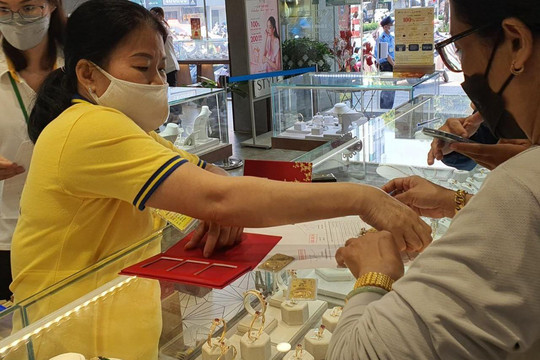 Giá vàng hôm nay 27/10/2024: Vàng nhẫn 9999 ngang giá