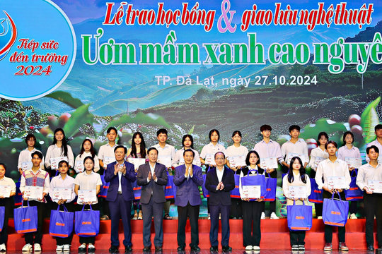 Quyền Bí thư Tỉnh uỷ Nguyễn Thái Học dự Lễ trao học bổng Tiếp sức đến trường cho sinh viên khó khăn 5 tỉnh Tây Nguyên