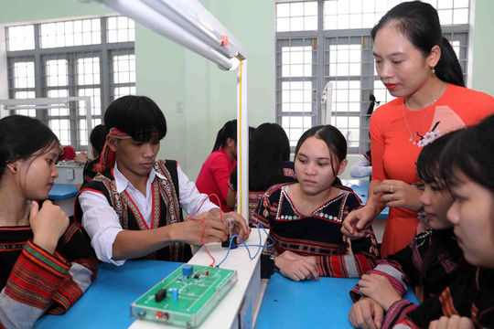 Chỉ đạo, quyết định của Chính phủ - Thủ tướng Chính phủ: Đào tạo, phát triển nguồn nhân lực phù hợp cho vùng dân tộc thiểu số và miền núi